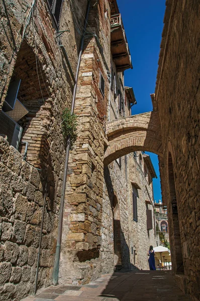 Vista de callejón estrecho con edificios antiguos, arco y mujer caminando —  Fotos de Stock