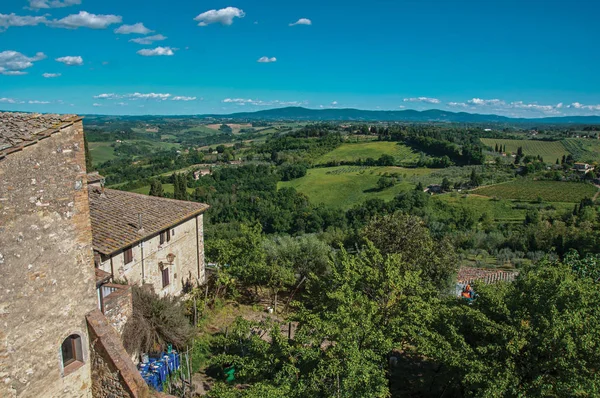 Overview of house with green Tuscan hills — Stock Photo, Image