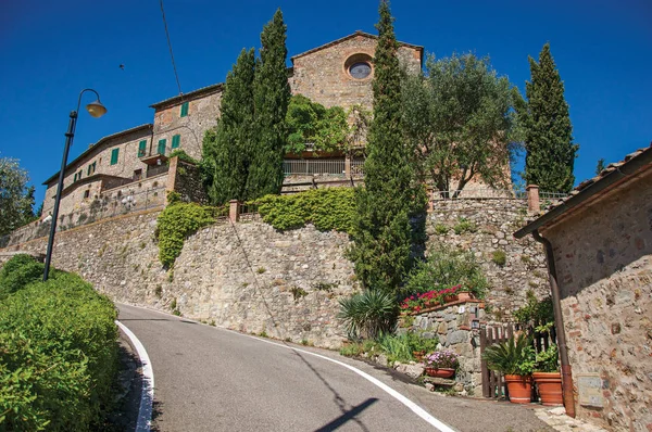 Vista de la pared, casas antiguas y la iglesia cerca de la carretera — Foto de Stock