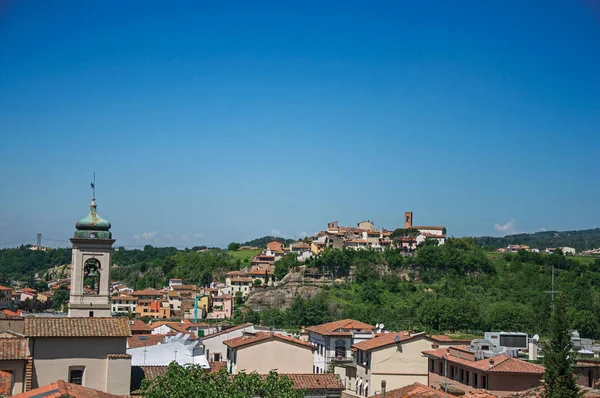 Vista general del campanario y los edificios en la cima de la colina — Foto de Stock