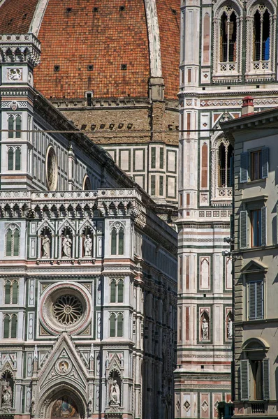 Vista de la fachada en muchos tipos de canicas desde la iglesia de Santa Maria Novella — Foto de Stock