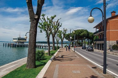 Köy ve Lake Trasimeno kıyısında, limanın görünümü