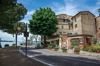 Hamlet ve onun Gezinti görünümünü Lake Trasimeno kıyısında