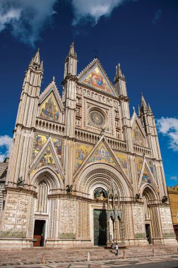 Cephe görünümü zengin ve anıtsal Orvieto Katedrali