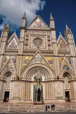 Cephe görünümü zengin ve anıtsal Orvieto Katedrali