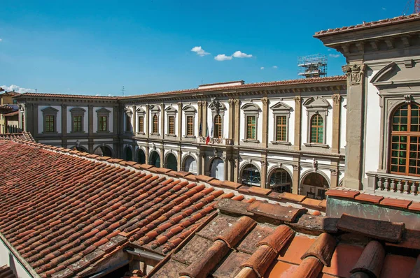 Vista de la azotea en edificio con cielo azul soleado en la ciudad de Florencia —  Fotos de Stock