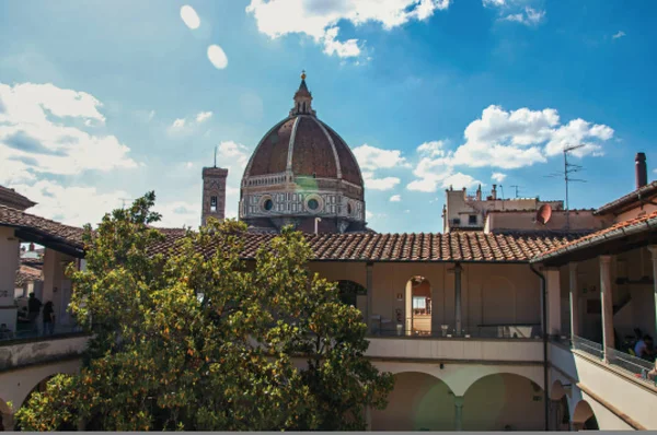 Dachterrasse im Gebäude und Domkuppel in Florenz — Stockfoto