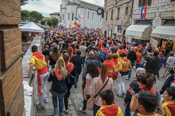 Una folla variopinta partecipa alla "Festa dei Ceri" nella città di Gubbio — Foto Stock