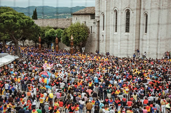 Colorida multitud participando en la "Fiesta de Ceri" en la ciudad de Gubbio — Foto de Stock