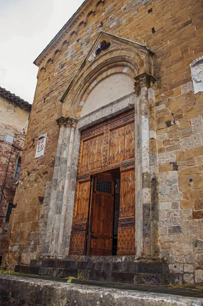 Primer plano de la puerta del edificio medieval en un día nublado en la ciudad de Siena —  Fotos de Stock