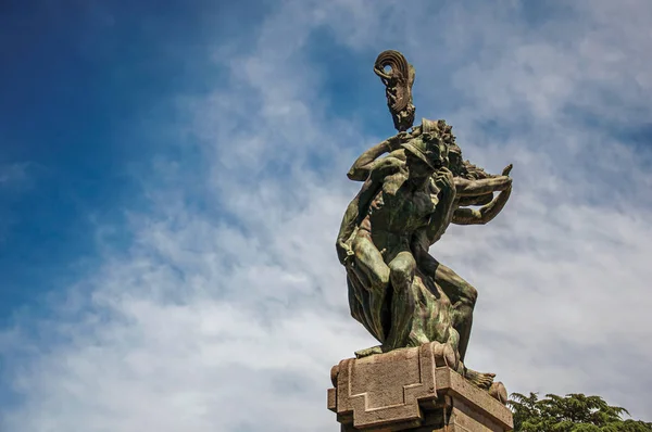 Omówienie z brązu rzeźby z niebieski i słoneczne niebo w Orvieto — Zdjęcie stockowe