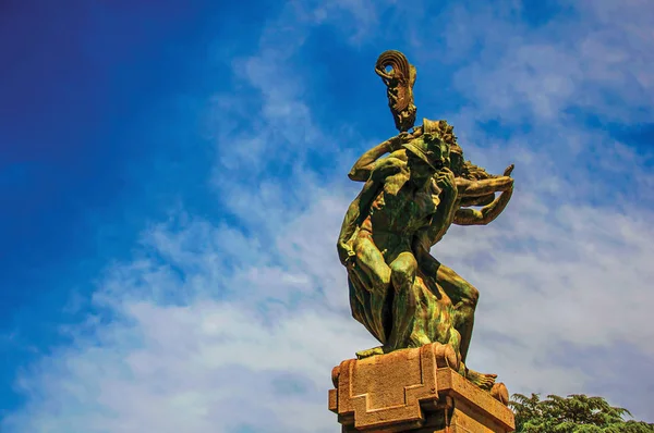 Visão geral da escultura de bronze com céu azul e ensolarado em Orvieto — Fotografia de Stock