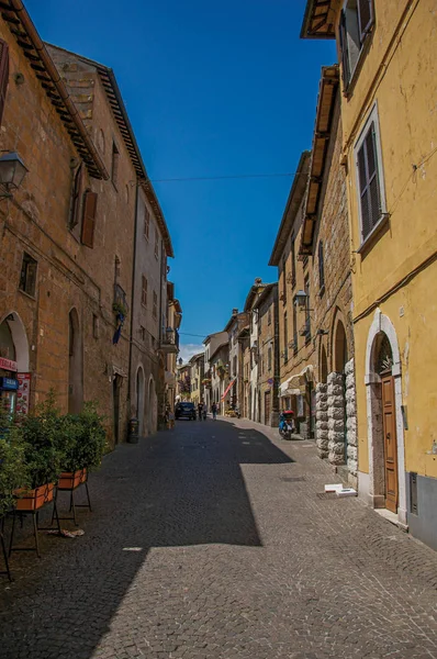 Vista general de un callejón con edificios antiguos y tienda en la ciudad de Orvieto — Foto de Stock