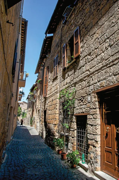 Vue d'ensemble d'une ruelle avec bâtiments anciens et porte en bois à la ville d'Orvieto — Photo