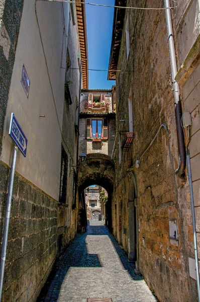 Eski binalar ve Orvieto şehir, trafik işaretleri ile dar bir alleyway genel bakış — Stok fotoğraf