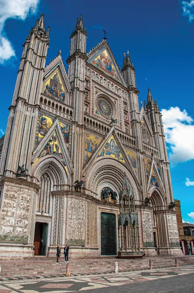 Facade utsikt över katedralen överdådiga och monumentala Orvieto — Stockfoto