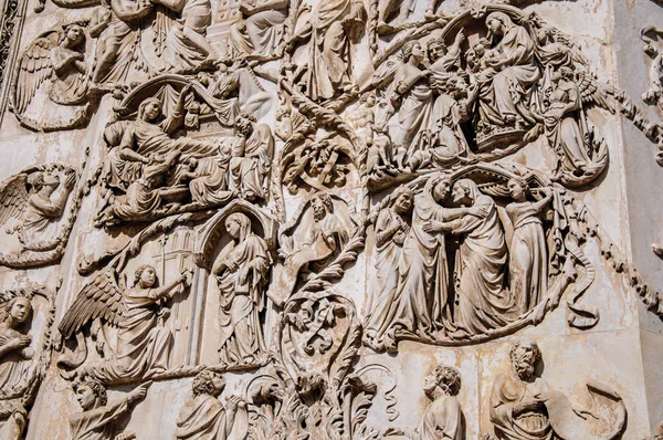 Gros plan sur les sculptures en relief opulentes et élaborées de la cathédrale d'Orvieto — Photo