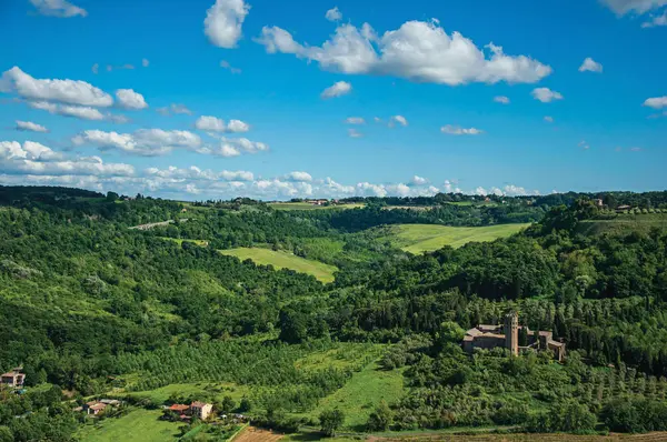 Overview of green hills, vineyards, forests and towered stronghold In Orvieto — Stock Photo, Image