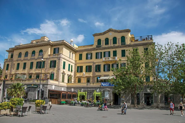 Vue d'ensemble d'un bâtiment sur "Piazza Anco Marzio", la place principale d'Ostie — Photo