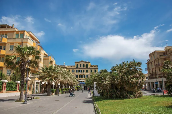 Vue d'ensemble d'un bâtiment sur "Piazza Anco Marzio", la place principale d'Ostie — Photo