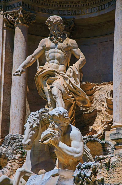 Primo piano della famosissima Fontana di Trevi nel centro di Roma — Foto Stock
