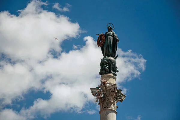 Przegląd rzeźby nad kolumna Niepokalanego Poczęcia w Rzymie — Zdjęcie stockowe