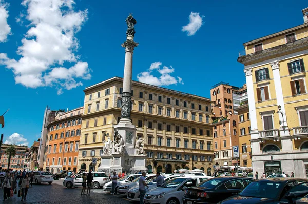 Utsikt över torget, byggnad och kolumn i den obefläckade avlelsen i Rom — Stockfoto