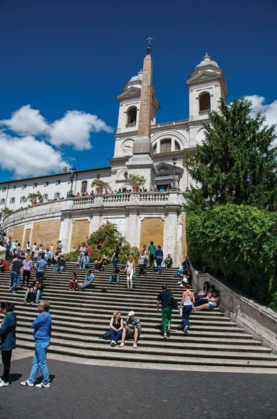 Plaza de España con la iglesia Trinit dei Monti en la cima de Roma —  Fotos de Stock