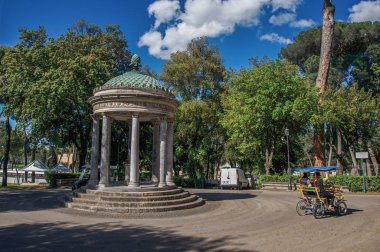 Küçük tapınak ve bisikletçiler Villa Borghese, Roma, görünümü