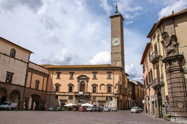 Eski binalar ve çan kulesi Viterbo kare görünümü