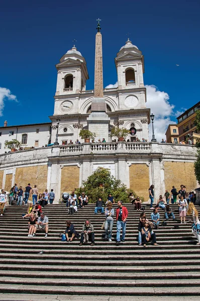 ขั้นตอนสเปนกับโบสถ์ Trinit dei Monti ที่ด้านบนในกรุงโรม — ภาพถ่ายสต็อก