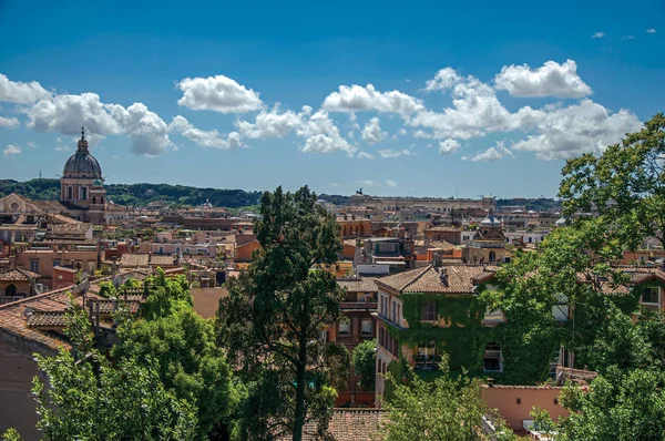 Vista general de las cúpulas y techos de las catedrales de los edificios en un día soleado en Roma —  Fotos de Stock