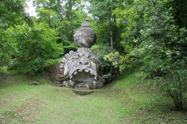 A szobor közepette a növényzet, a Park Bomarzo megtekintése — Stock Fotó