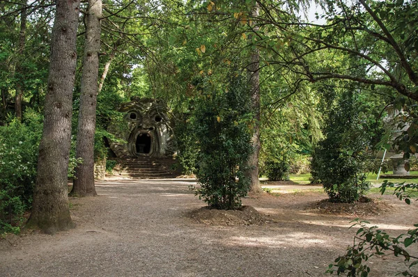 Vue de la sculpture au milieu de la végétation dans le parc de Bomarzo — Photo