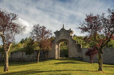 Taş duvar ve kapı Bomarzo Park bitki örtüsü ortasında görünümü