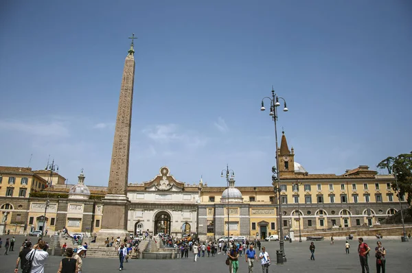 Översikt över Piazza de Popolo (square) med människor i Rom — Stockfoto