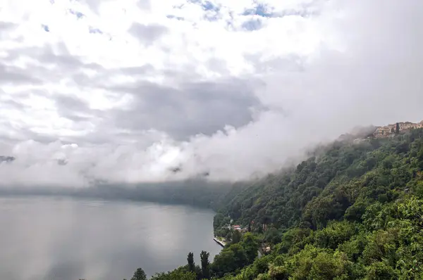 Vista de las laderas, bosques y casas del Lago Albano — Foto de Stock