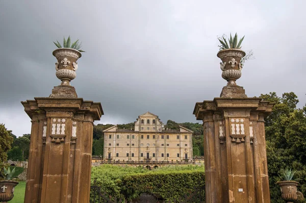 Vue d'entrée et façade du bâtiment dans une villa à Frascati — Photo