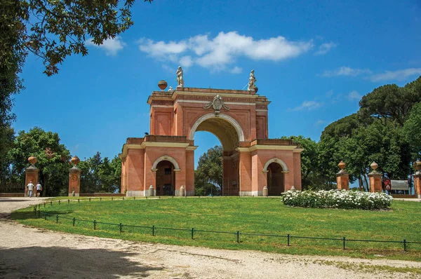 Villa Pamphili Park Roma Tiyatrosu ve sıradışı cephe görünümü