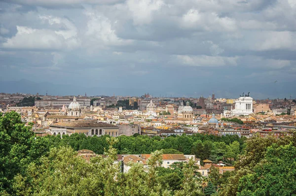 Resumen de árboles, cúpulas de catedrales, monumentos y techos en Roma —  Fotos de Stock