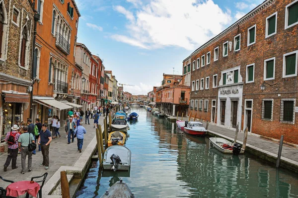 View of buildings, in front of canal, with people and boats in Murano — Stock Photo, Image