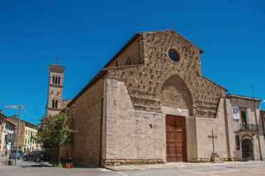 Bir kare Colle di Val d'Elsa, eski kilise ve çan kulesi genel bakış.