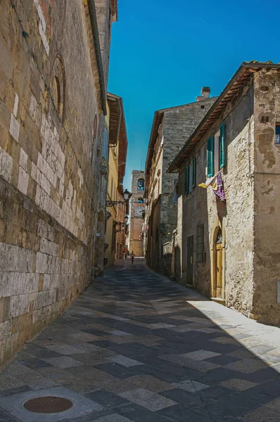 Vista de callejón estrecho con edificios antiguos y campanario en Colle di Val d 'Elsa . —  Fotos de Stock