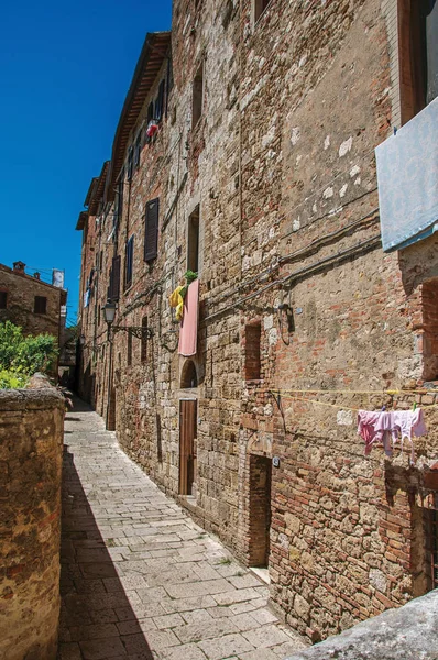 Vista de beco estreito com edifícios antigos e lâmpadas em Colle di Val d 'Elsa . — Fotografia de Stock