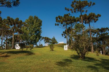 Açık Hava Müzesi Felicia Leirner Campos yakınındaki bir heykel parçası ile Bahçe yapmak Jordao