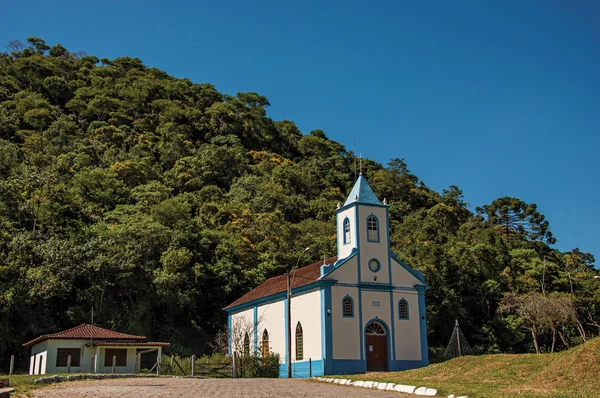19 ianuarie 2015. Vedere a bisericii mici cu clopotniță și pădure în Visconde de Maua — Fotografie, imagine de stoc