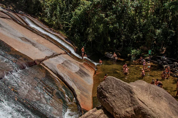 Şelale ve insanlar Visconde de Maua adlı bir ormandaki görünümü — Stok fotoğraf