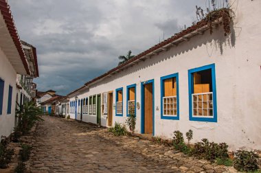 Mağazalar eski evleri ve Arnavut kaldırımı görünümünü Paraty bulutlu gün