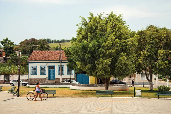 Vue de la femme marchant à vélo sur la place Bananal — Photo