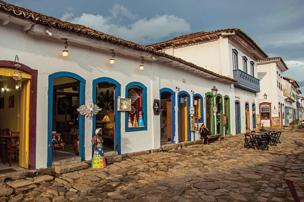 Blick auf Geschäfte in alten Häusern und Kopfsteinpflaster bei Sonnenuntergang in Paraty — Stockfoto